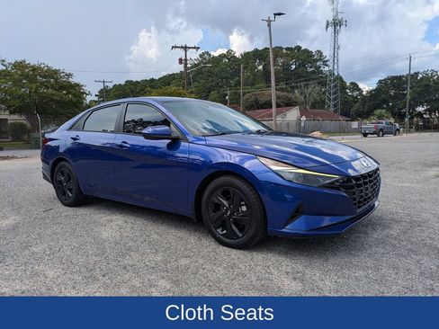 Used 2023 Hyundai Elantra SEL w/ Preferred Accessory Package FWD image 2