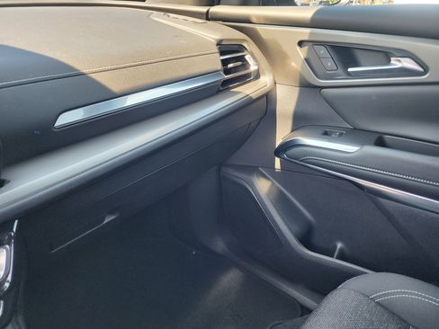 Used 2025 Chevrolet Traverse LT image 37