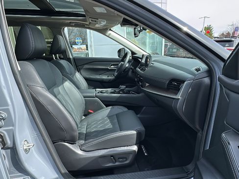 Certified 2025 Nissan Rogue Platinum image 23