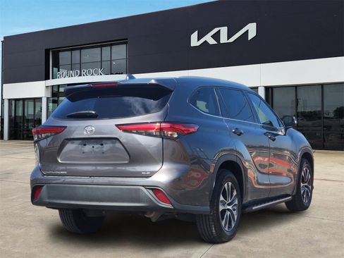 Used 2022 Toyota Highlander XLE image 5