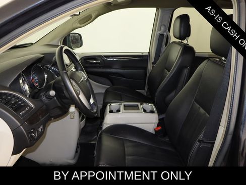 Used 2014 Chrysler Town & Country Touring FWD image 10