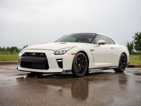 Used 2017 Nissan GT-R Premium w/ Premium Interior Package AWD/4WD image 3