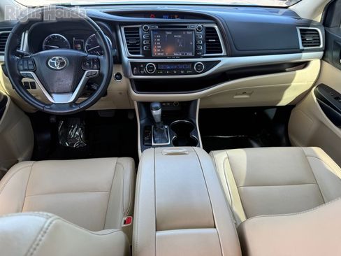 Used 2019 Toyota Highlander XLE FWD image 29