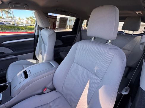 Used 2019 Toyota Highlander LE image 13