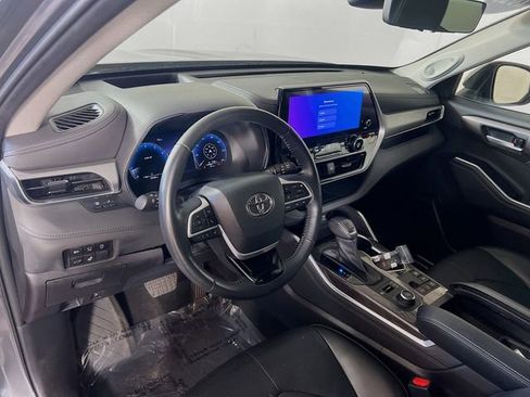 Used 2023 Toyota Highlander Platinum image 11