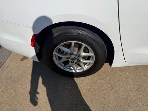 Used 2023 Chrysler Pacifica Touring-L FWD image 29