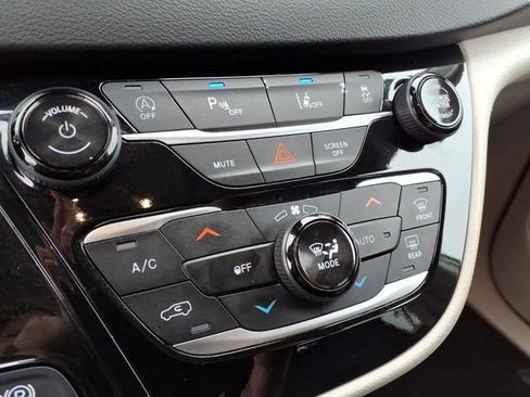 Used 2024 Chrysler Pacifica Touring-L image 15