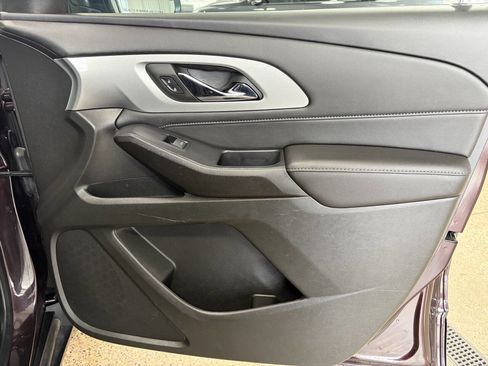 Used 2022 Chevrolet Traverse LT image 40
