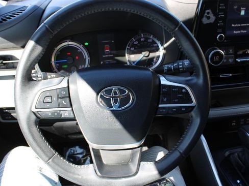 Used 2022 Toyota Highlander LE AWD/4WD image 9