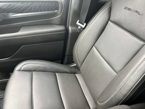 Used 2024 GMC Yukon Denali w/ Advanced Technology Package AWD/4WD image 43