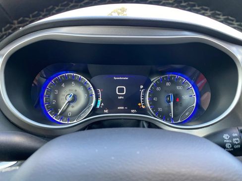 Used 2024 Chrysler Pacifica Touring-L FWD image 32