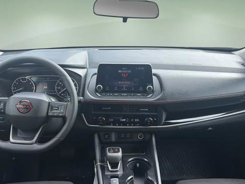 Used 2025 Nissan Rogue SV image 7