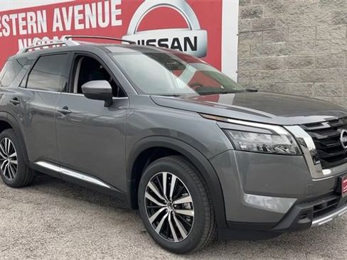 New 2025 Nissan Pathfinder Platinum image 3