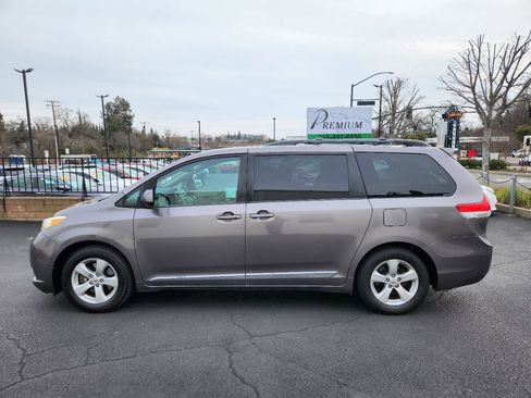Used 2011 Toyota Sienna LE image 2