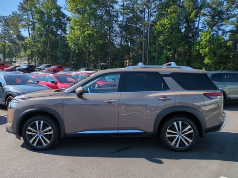 Used 2024 Nissan Pathfinder Platinum FWD image 7