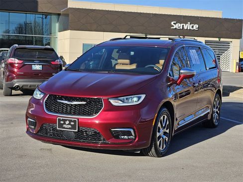 Used 2022 Chrysler Pacifica Pinnacle image 2