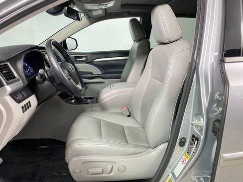 Used 2018 Toyota Highlander XLE image 12