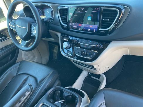 Used 2023 Chrysler Pacifica Touring-L image 15