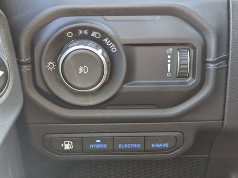 Used 2025 Jeep Wrangler Unlimited Sahara w/ Safety Group image 22