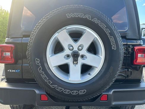 Used 2021 Jeep Wrangler Unlimited Sahara AWD/4WD image 36