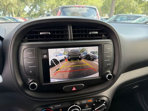 Used 2025 Kia Soul LX w/ LX Technology Package FWD image 17