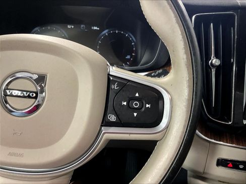 Used 2019 Volvo XC60 T6 Momentum w/ Multimedia Package image 24