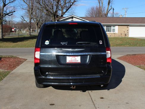 Used 2016 Chrysler Town & Country Touring w/ Driver Convenience Group image 8