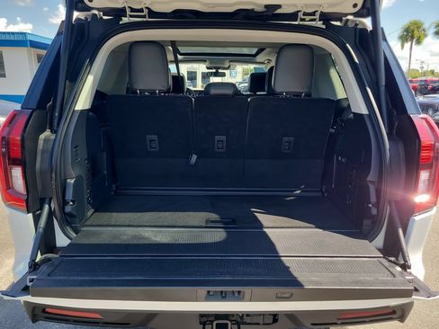 Used 2025 Ford Expedition Active AWD/4WD image 7