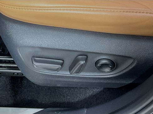 Used 2022 Toyota Highlander Platinum image 16