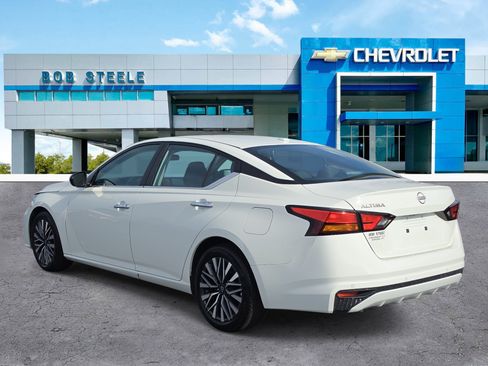 Used 2024 Nissan Altima 2.5 SV FWD image 3