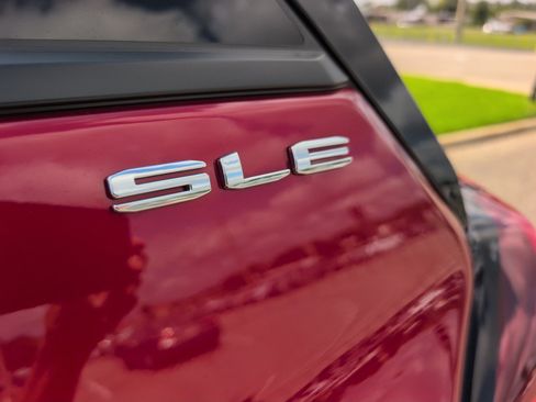 Used 2024 GMC Terrain SLE w/ Driver Convenience Package FWD image 3