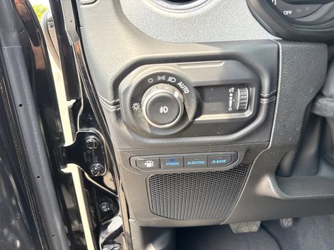 Used 2025 Jeep Wrangler Unlimited Sahara w/ Safety Group AWD/4WD image 13