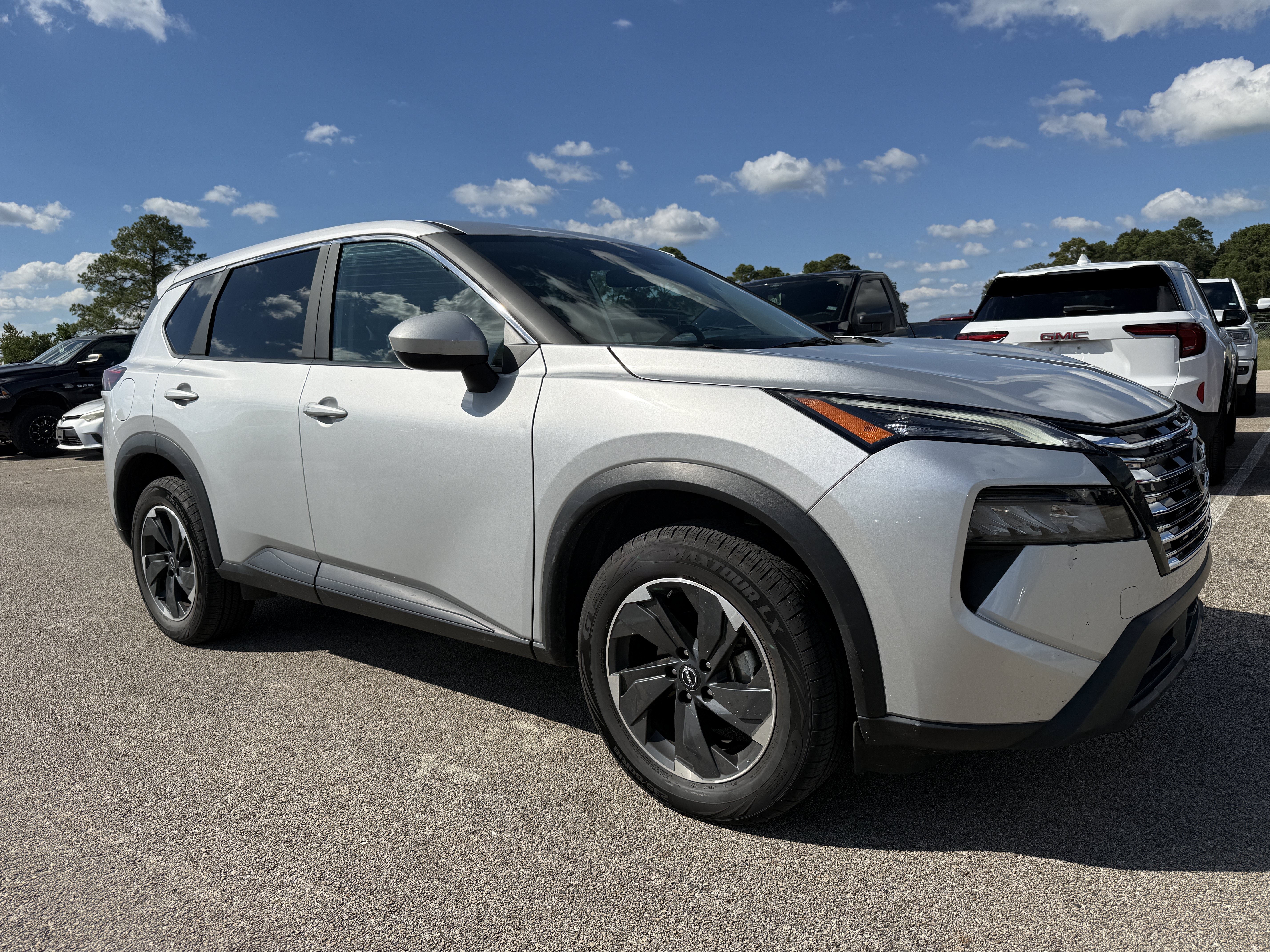 Used 2025 Nissan Rogue SV FWD image 1