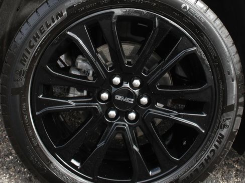 Used 2023 GMC Acadia SLE w/ Driver Convenience Package image 11