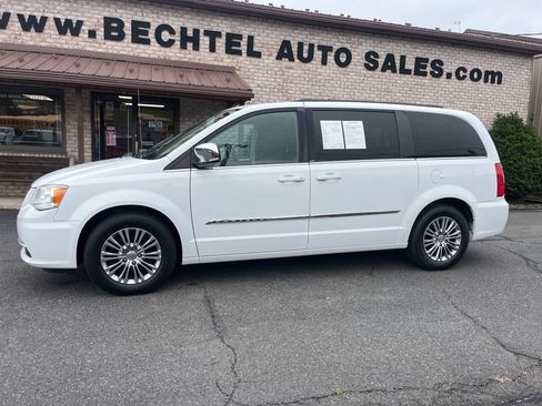 Used 2014 Chrysler Town & Country Touring-L FWD image 1