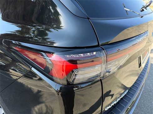 New 2025 Mitsubishi Outlander SE image 32