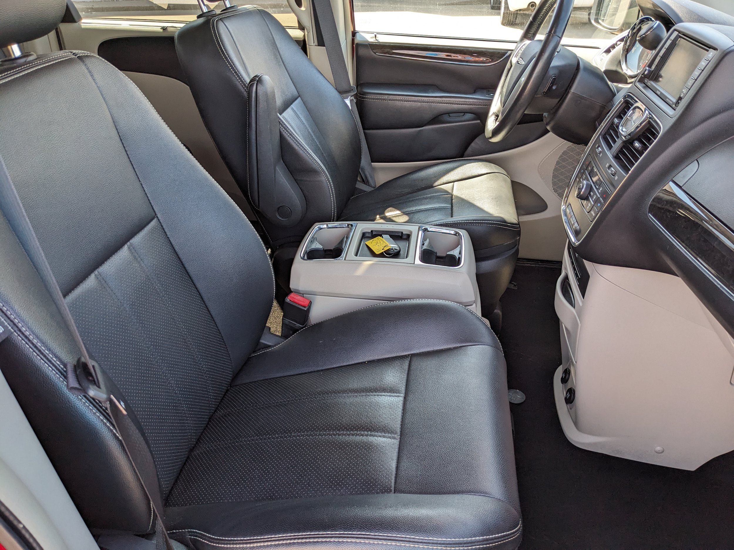 Used 2016 Chrysler Town & Country Touring-L FWD image 45