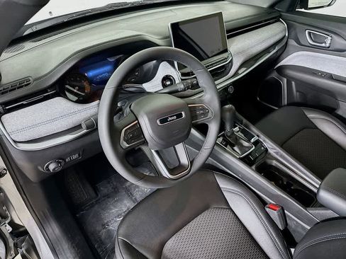 Used 2024 Jeep Compass Latitude image 2