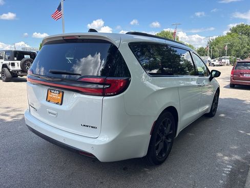 Used 2025 Chrysler Pacifica Limited FWD image 6