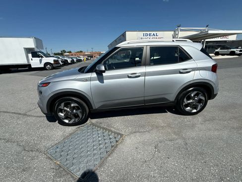 Used 2021 Hyundai Venue SEL FWD image 3