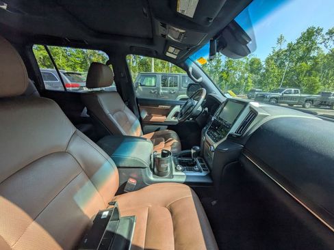 Used 2020 Toyota Land Cruiser image 10