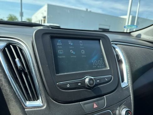 Used 2018 Chevrolet Malibu LT FWD image 16