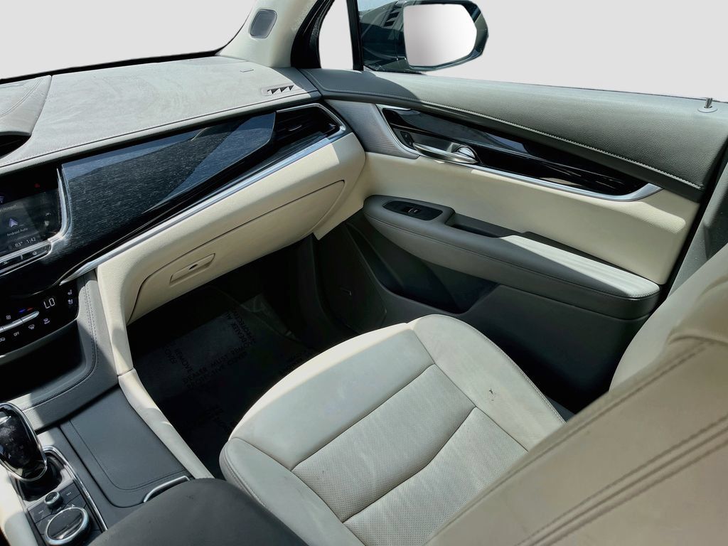 Used 2025 Cadillac XT6 Premium Luxury w/ Technology Package FWD image 25