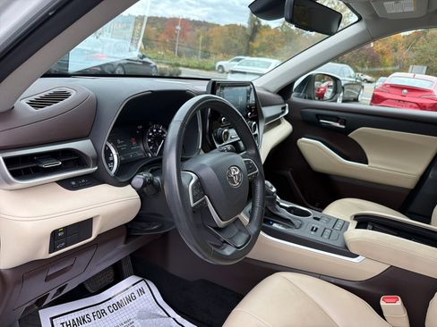 Used 2022 Toyota Highlander XLE image 20