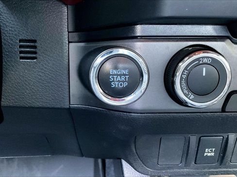 Used 2020 Toyota Tacoma TRD Sport AWD/4WD image 28
