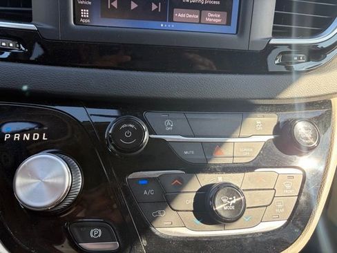 Used 2022 Chrysler Voyager LX image 9