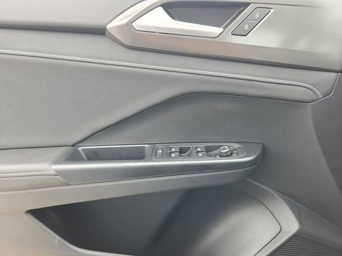 New 2026 Volkswagen Taos SE image 18