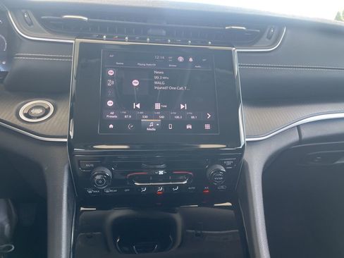 Used 2023 Jeep Grand Cherokee Laredo image 19