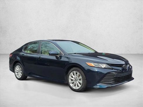 Used 2020 Toyota Camry LE image 3