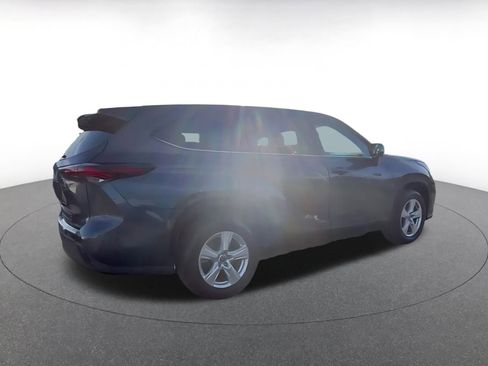 Used 2025 Toyota Highlander LE image 3